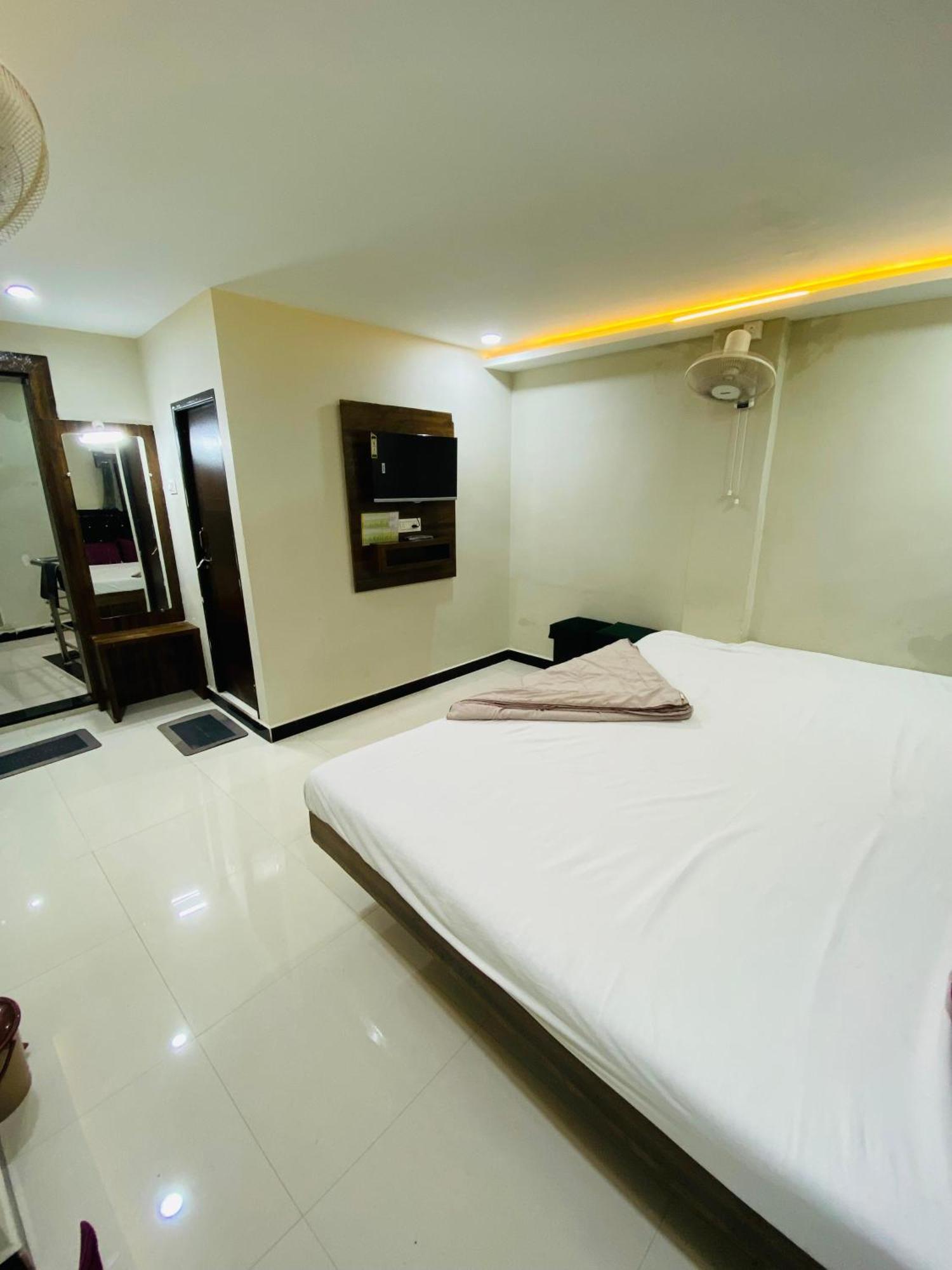 Hotel Super Palace Уджайн Екстериор снимка